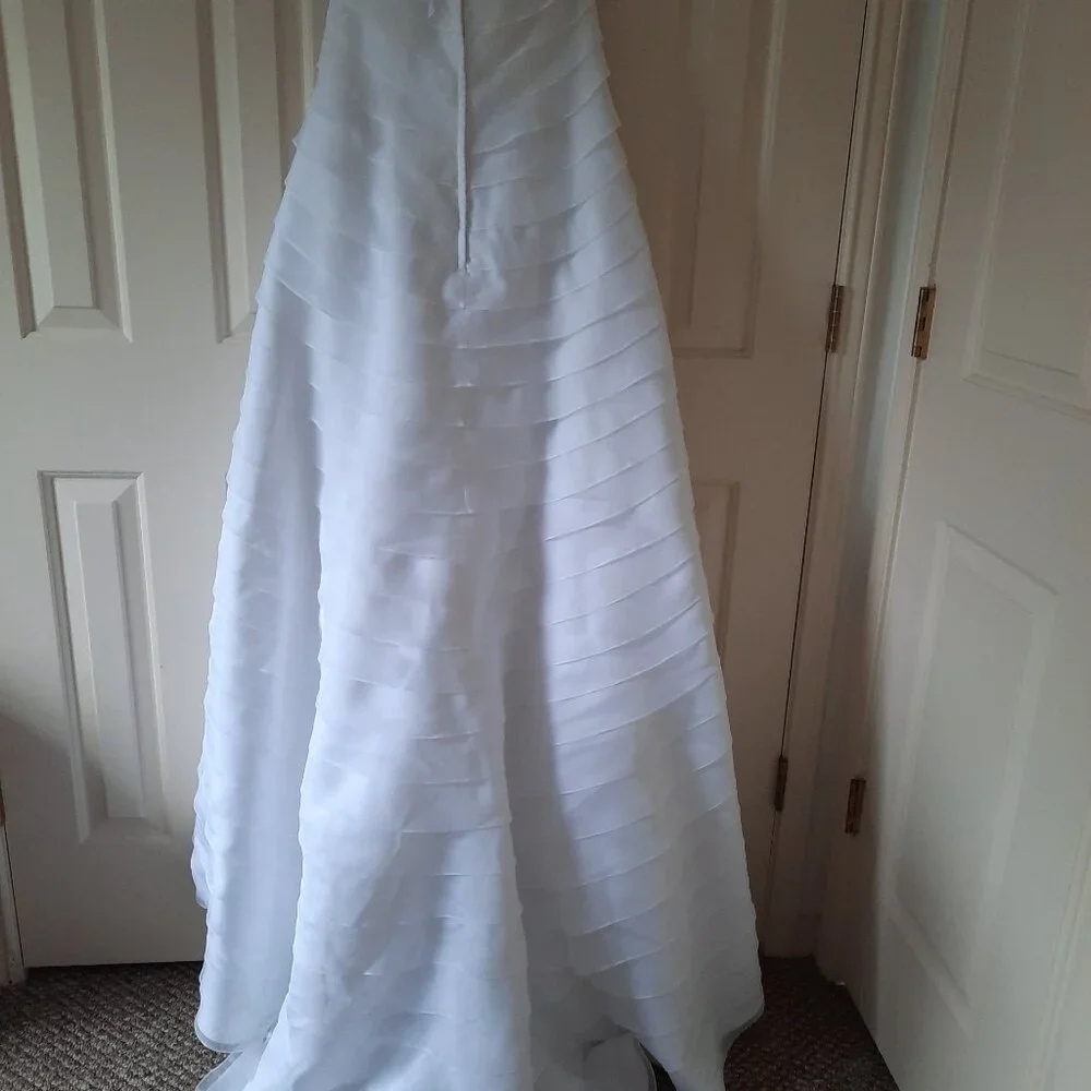 Wedding Dress Classic White Southern Sophisticated Flowy Sleeveless A Line - Picture 3 of 12